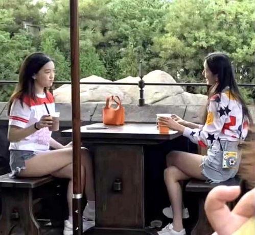 娱乐吃瓜酱给闺蜜打掩护,娱乐吃瓜酱巧妙为好友解围